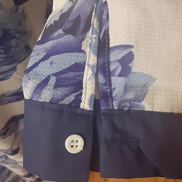 Floral V-neck Maxidress - Picture 7 of 8